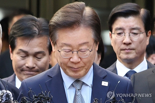 더불어민주당 이재명 대표가 지난 15일 오후 서울 서초구 서울중앙지법에서 열린 공직선거법 위반 혐의 관련 1심 선고 공판을 마친 뒤 법원 청사를 나서고 있다. 이날 서울중앙지법 형사합의34부(한성진 부장판사)는 공직선거법 위반 혐의로 불구속기소된 이 대표에게 징역 1년에 집행유예 2년을 선고했다. [연합뉴스]